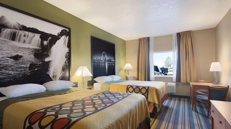 Super 8 Lees Summit Room