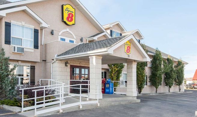Super 8 Cochrane AB-West Side Drive Exterior