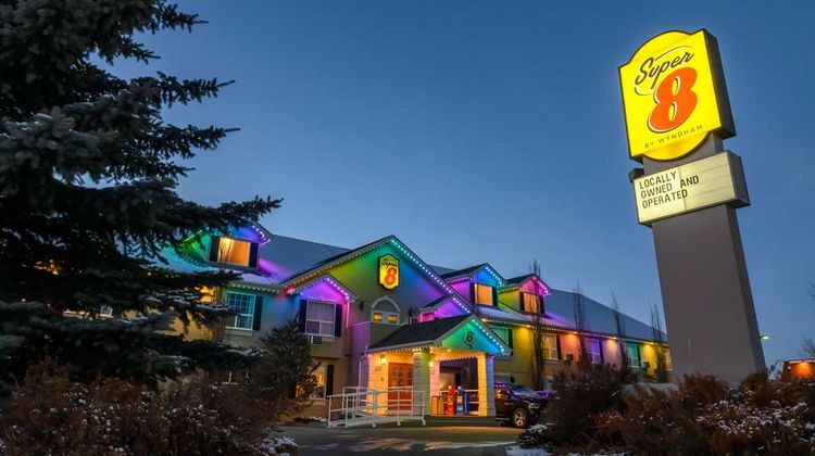 Super 8 Cochrane AB-West Side Drive Exterior