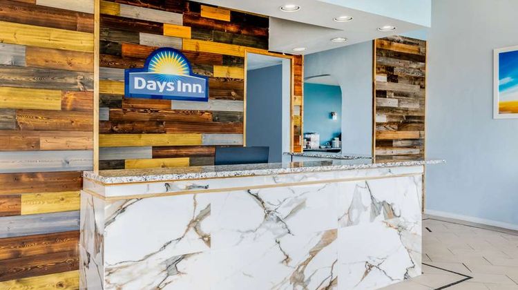 Days Inn by Wyndham Lobby