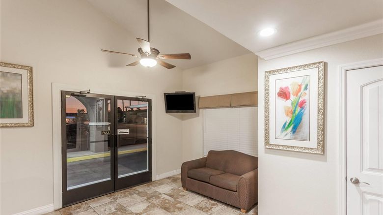 <b>Travelodge Hemet CA Lobby</b>. Images powered by <a href="https://iceportal.shijigroup.com/" title="IcePortal" target="_blank">IcePortal</a>.