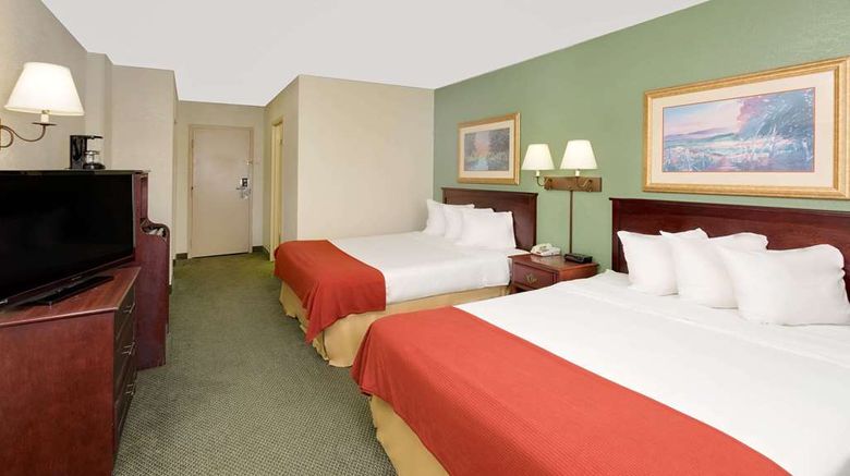 <b>Baymont Inn & Suites Keokuk Room</b>. Images powered by <a href="https://iceportal.shijigroup.com/" title="IcePortal" target="_blank">IcePortal</a>.