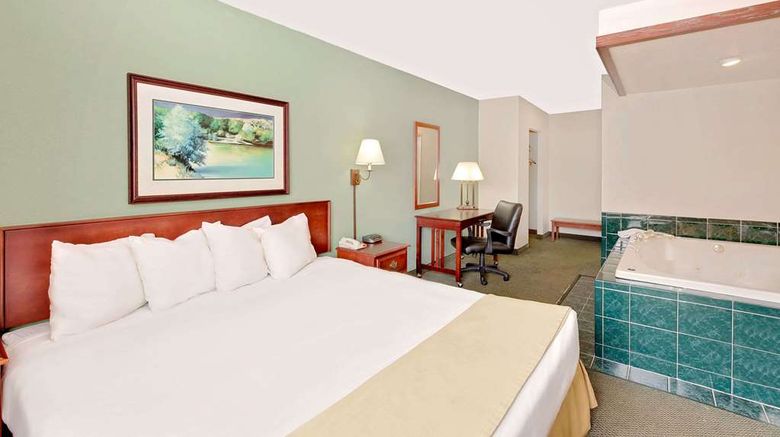 <b>Baymont Inn & Suites Keokuk Suite</b>. Images powered by <a href="https://iceportal.shijigroup.com/" title="IcePortal" target="_blank">IcePortal</a>.