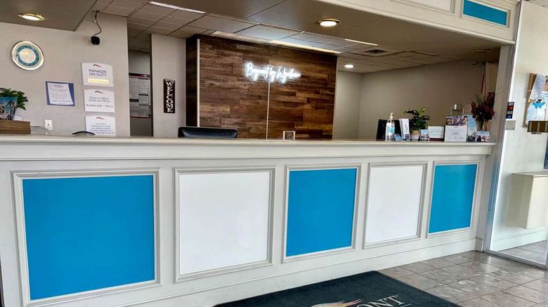 <b>Baymont Inn & Suites Keokuk Lobby</b>. Images powered by <a href="https://iceportal.shijigroup.com/" title="IcePortal" target="_blank">IcePortal</a>.