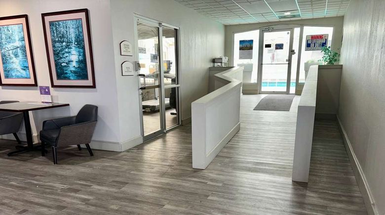 <b>Baymont Inn & Suites Keokuk Lobby</b>. Images powered by <a href="https://iceportal.shijigroup.com/" title="IcePortal" target="_blank">IcePortal</a>.