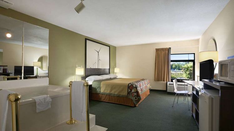 Super 8 Columbia City Suite