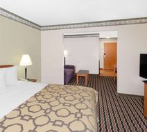 Baymont Inn & Suites Fort Wayne Room