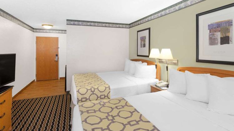Baymont Inn & Suites Fort Wayne Room