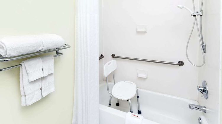 Baymont Inn & Suites Fort Wayne Room