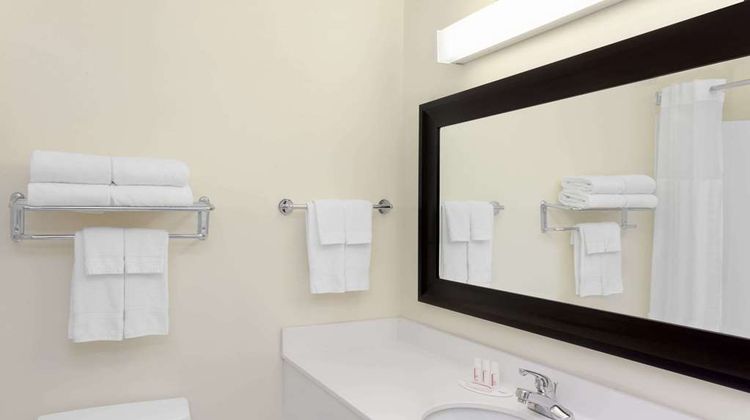 Baymont Inn & Suites Fort Wayne Room