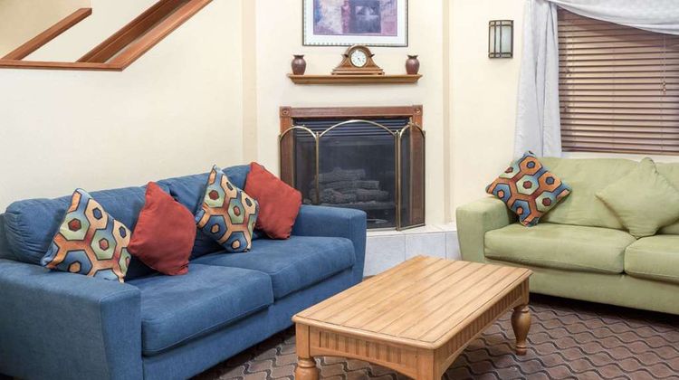 Baymont Inn & Suites Fort Wayne Lobby