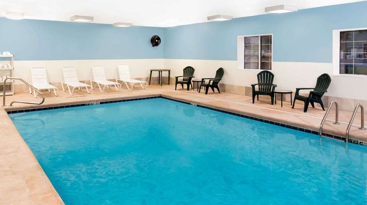 Baymont Inn & Suites Fort Wayne Pool