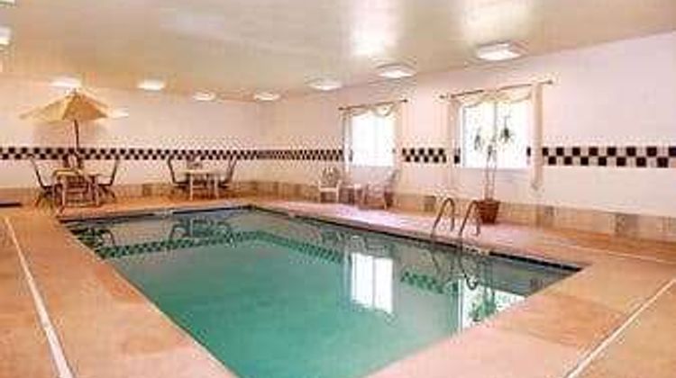 Baymont Inn & Suites Fort Wayne Pool