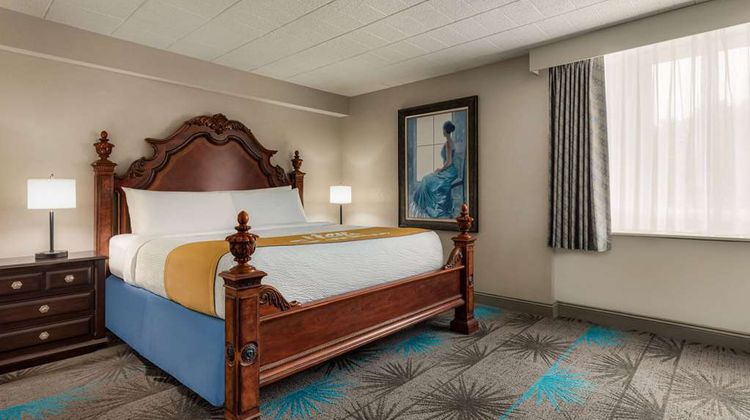 Days Hotel Allentown Airport Suite