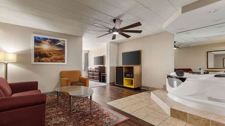 Days Hotel Allentown Airport Suite