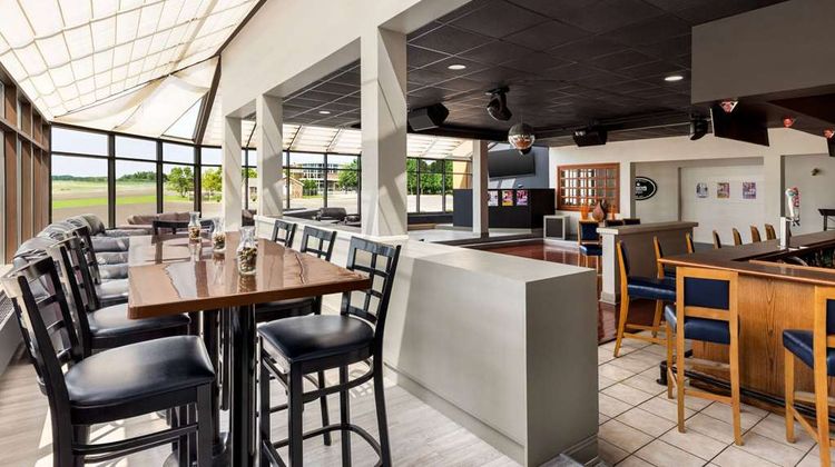 Days Hotel Allentown Airport Restaurant