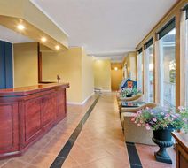 Howard Johnson Lindsay Lobby