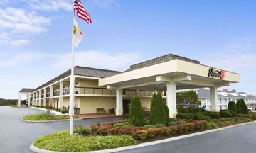 Super 8 Calhoun