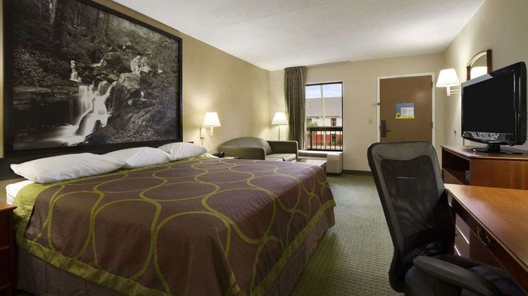 Super 8 Calhoun Room