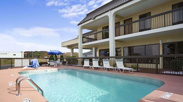 Super 8 Calhoun Pool