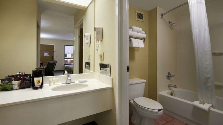 Super 8 Calhoun Room