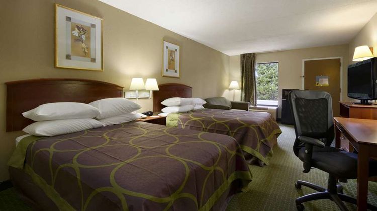 Super 8 Calhoun Room