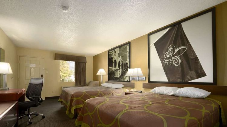 Super 8 Calhoun Room