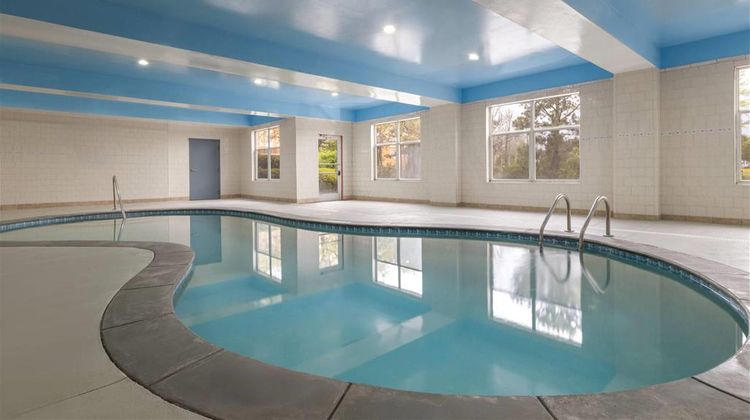Wingate by Wyndham Savannah Gateway Pool