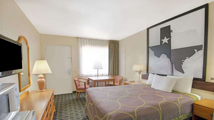 Super 8 El Paso Airport Room