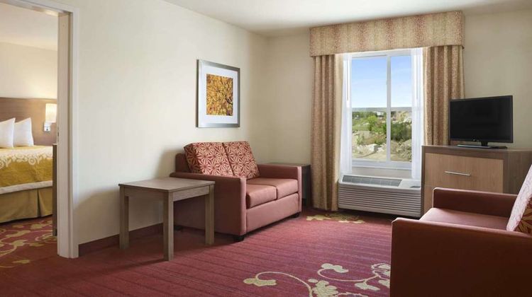 Days Inn & Suites Belmont Suite