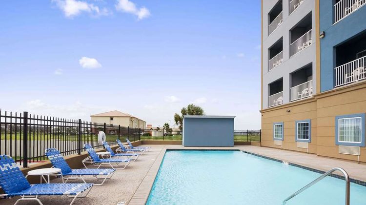 Days Inn & Suites Galveston West/Seawall Pool