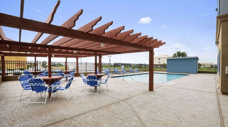 Days Inn & Suites Galveston West/Seawall Pool