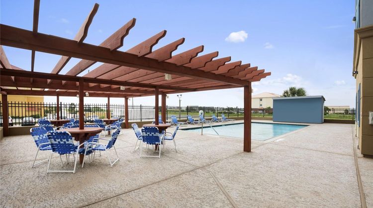 Days Inn & Suites Galveston West/Seawall Pool