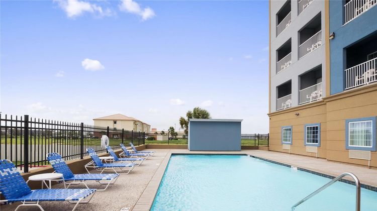 Days Inn & Suites Galveston West/Seawall Pool