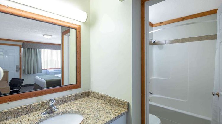 Travelodge Sportsman Lodge Room