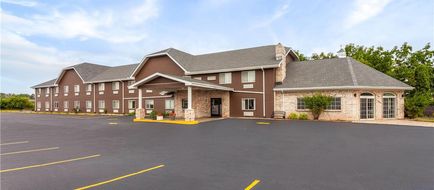 Days Inn & Suites Kaukauna WI Exterior