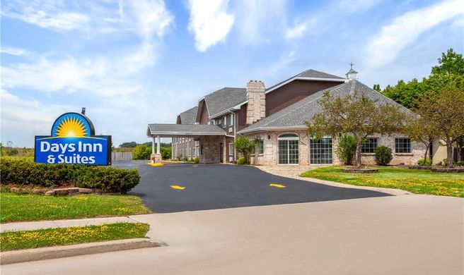 Days Inn & Suites Kaukauna WI Exterior