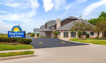 Days Inn & Suites Kaukauna WI