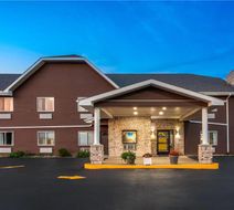 Days Inn & Suites Kaukauna WI Exterior