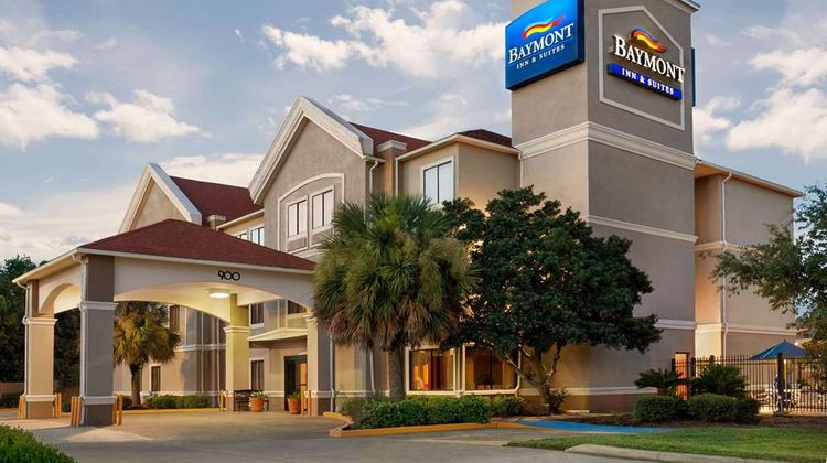 Baymont Inn & Suites Clute Exterior