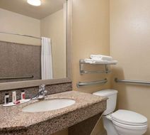 Baymont Inn & Suites Clute Room