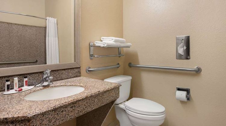 Baymont Inn & Suites Clute Room