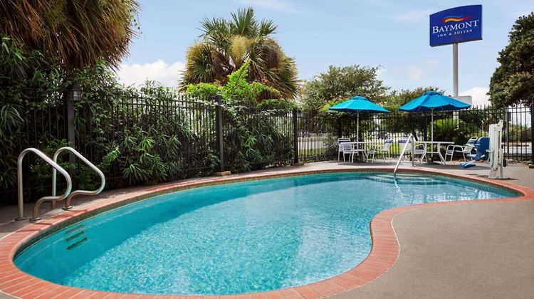 Baymont Inn & Suites Clute Pool