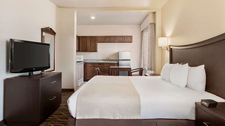 <b>Baymont Inn & Suites Clute Suite</b>. Images powered by <a href="https://iceportal.shijigroup.com/" title="IcePortal" target="_blank">IcePortal</a>.
