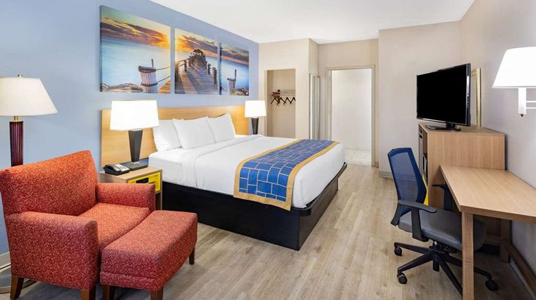 <b>Days Inn & Suites Savannah Midtown Room</b>. Images powered by <a href="https://iceportal.shijigroup.com/" title="IcePortal" target="_blank">IcePortal</a>.