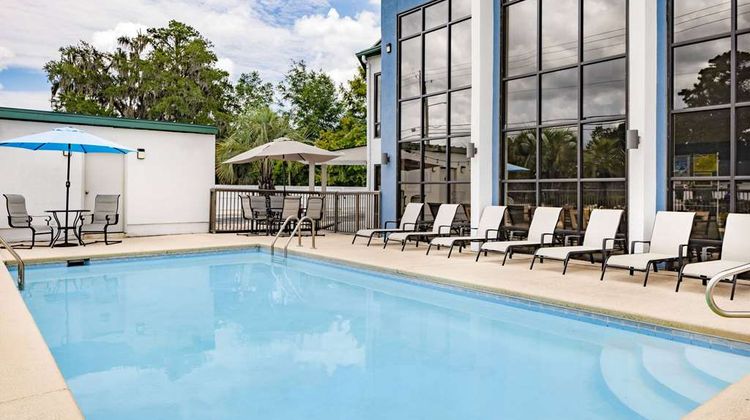 Days Inn & Suites Savannah Midtown Pool