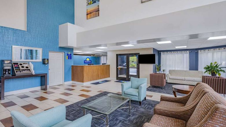 <b>Days Inn & Suites Savannah Midtown Lobby</b>. Images powered by <a href="https://iceportal.shijigroup.com/" title="IcePortal" target="_blank">IcePortal</a>.