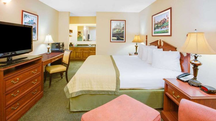 Baymont Inn & Suites Ozark Room