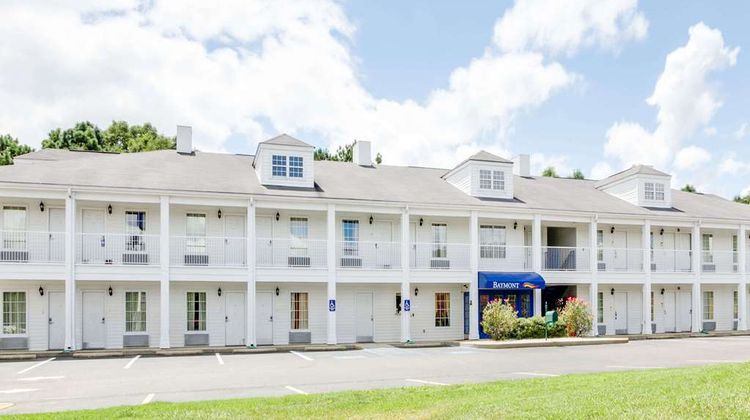 Baymont Inn & Suites Ozark Exterior