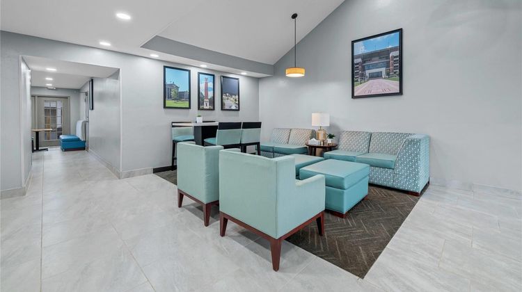 Baymont Inn & Suites Tuscaloosa Lobby